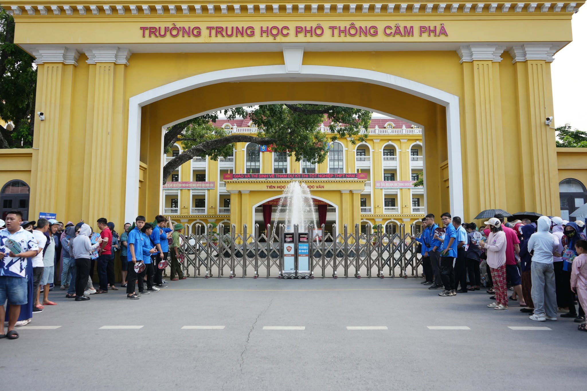 Vụ 'hỗ trợ thí sinh' trong kỳ thi tốt nghiệp THPT 2026: Mẹ thí sinh nhờ vả- Ảnh 2. Vụ 'hỗ trợ thí sinh' trong kỳ thi tốt nghiệp THPT 2026: Mẹ thí sinh nhờ vả- Ảnh 2.