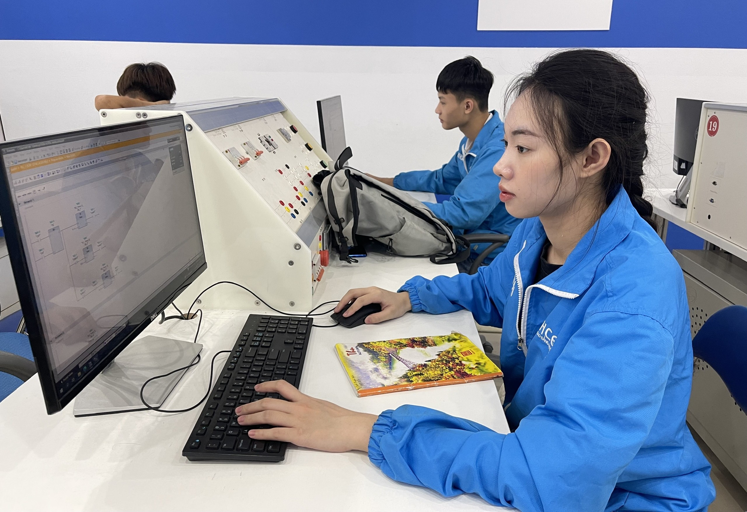Liên thông từ ĐH về CĐ, trung cấp: Đáp ứng nhu cầu học tập trong bối cảnh mới - Ảnh 1.