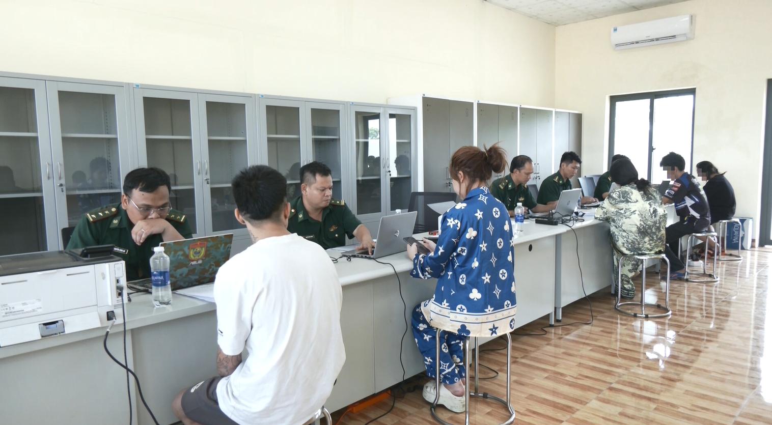Tiếp nhận 12 công dân Việt Nam do Campuchia trao trả - Ảnh 3.