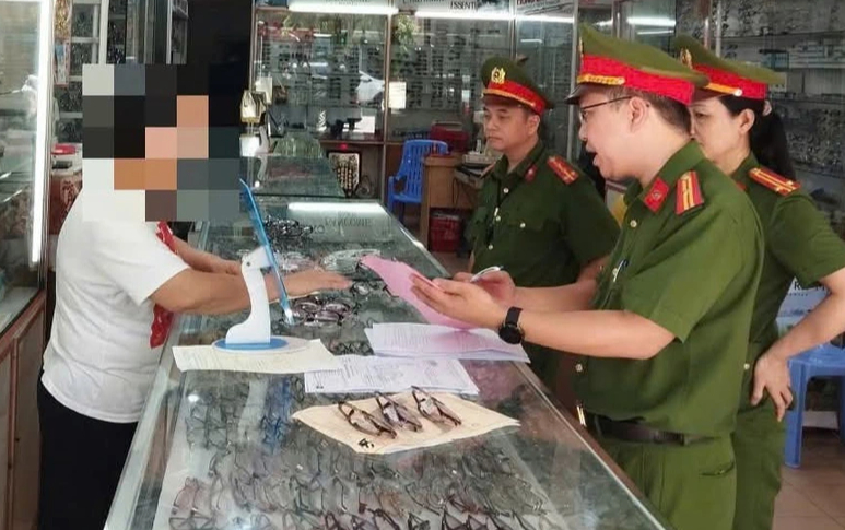 Đ&agrave; Nẵng: Kiểm tra của h&agrave;ng k&iacute;nh mắt, ph&aacute;t hiện hơn 4.000 sản phẩm nghi vi phạm- Ảnh 1.
