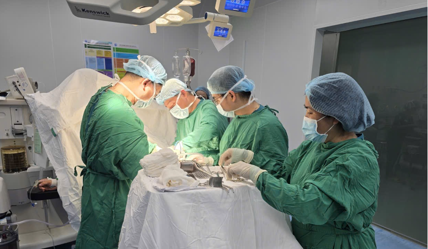 TP.HCM: 3 bác sĩ vượt đường xuống Cần Giờ mổ lúc nửa đêm- Ảnh 1. TP.HCM: 3 bác sĩ vượt đường xuống Cần Giờ mổ lúc nửa đêm- Ảnh 1.