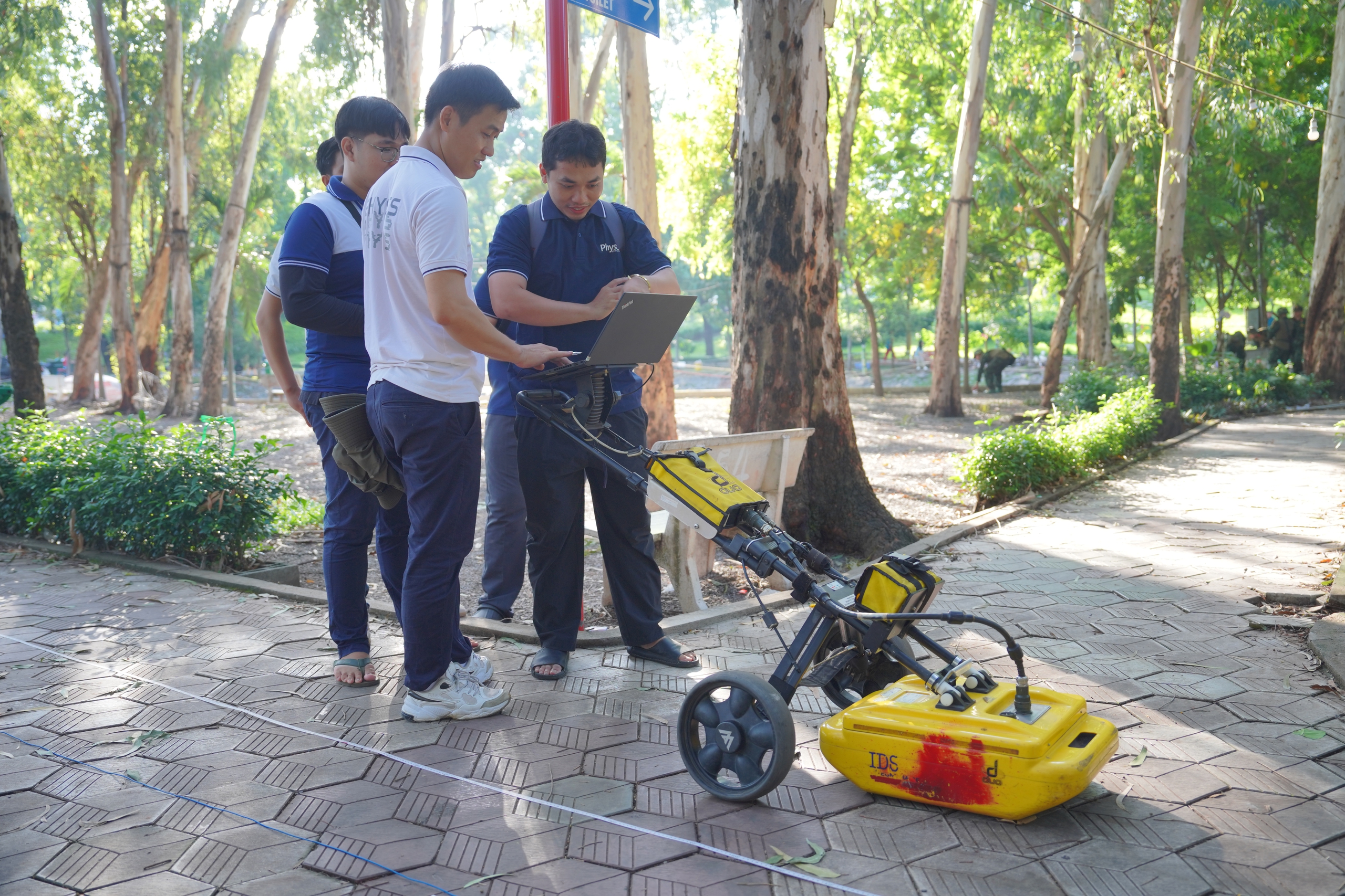 Dùng radar xuyên đất tìm mộ liệt sĩ tại Công viên Lê Thị Riêng- Ảnh 6. Dùng radar xuyên đất tìm mộ liệt sĩ tại Công viên Lê Thị Riêng- Ảnh 6.