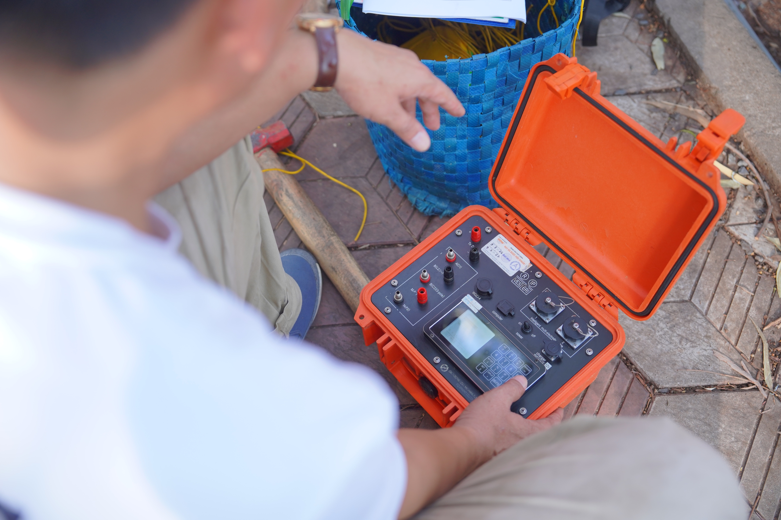 Dùng radar xuyên đất tìm mộ liệt sĩ tại Công viên Lê Thị Riêng- Ảnh 8. Dùng radar xuyên đất tìm mộ liệt sĩ tại Công viên Lê Thị Riêng- Ảnh 8.