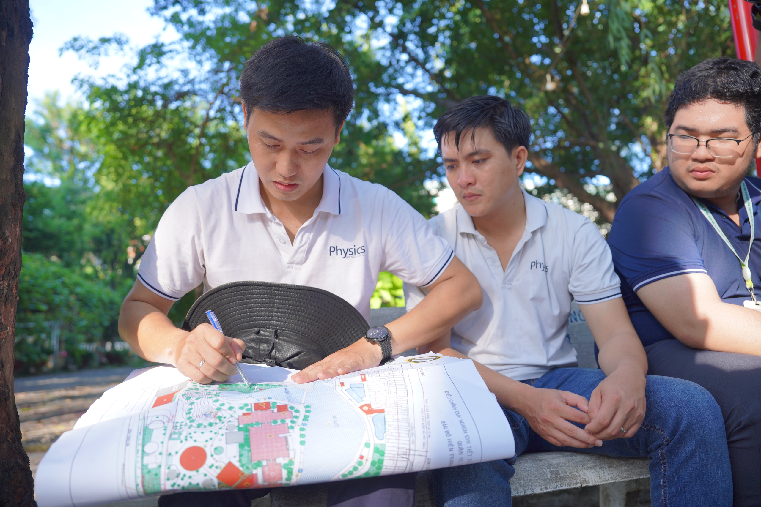 Dùng radar xuyên đất tìm mộ liệt sĩ tại Công viên Lê Thị Riêng- Ảnh 7. Dùng radar xuyên đất tìm mộ liệt sĩ tại Công viên Lê Thị Riêng- Ảnh 7.