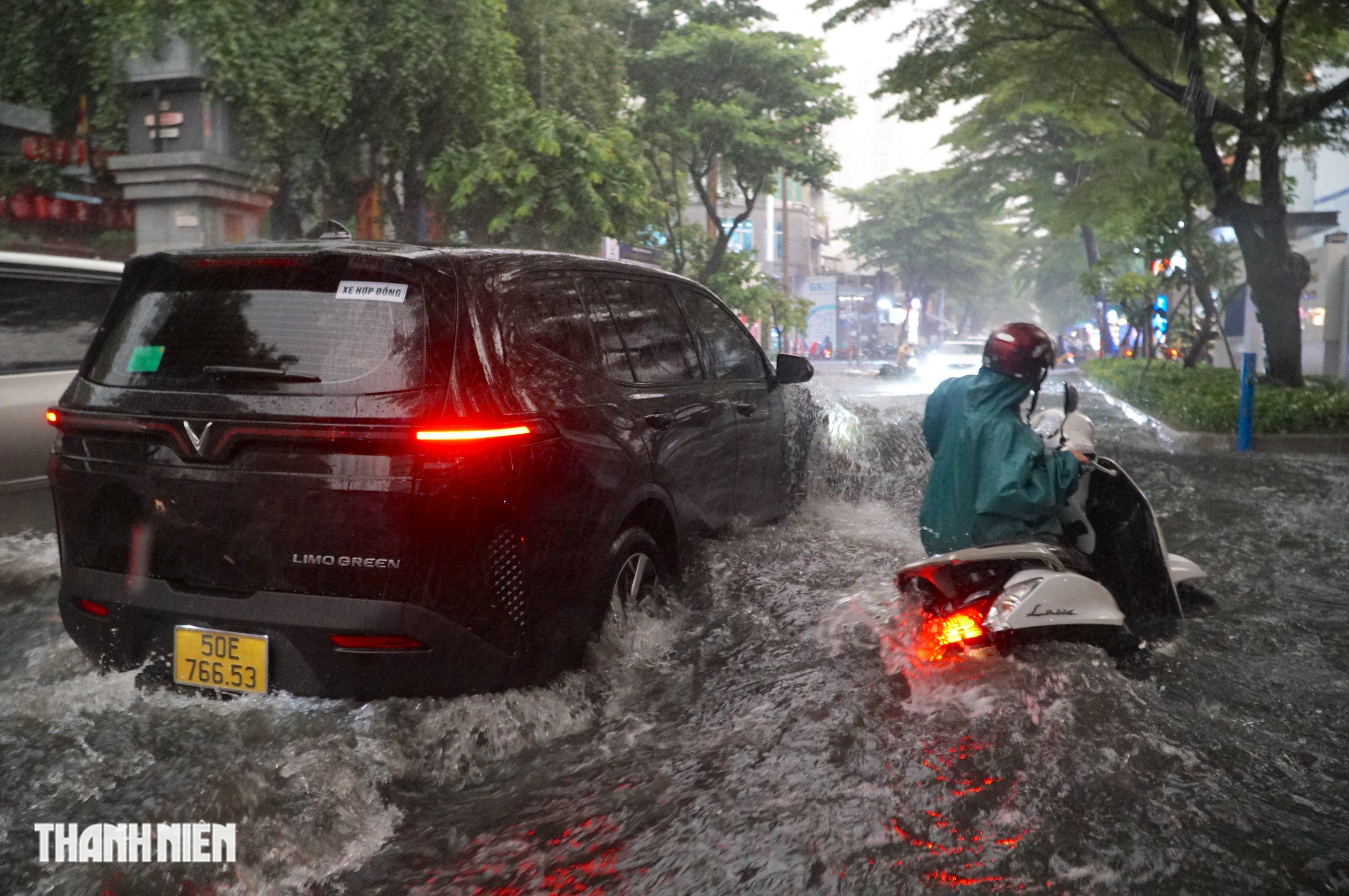 Mưa lớn ở TP.HCM, đường Quốc Hương ngập như sông - Ảnh 7.