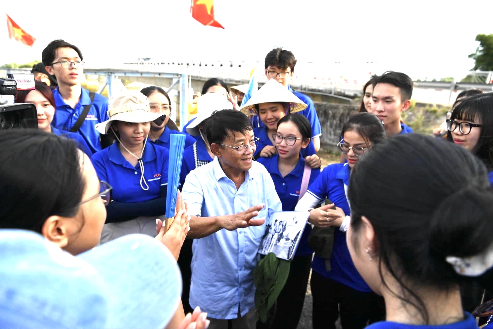 Nhà báo Huỳnh Dũng Nhân: Năng lượng sống với tinh thần 'nến cong lửa thẳng' - Ảnh 10.