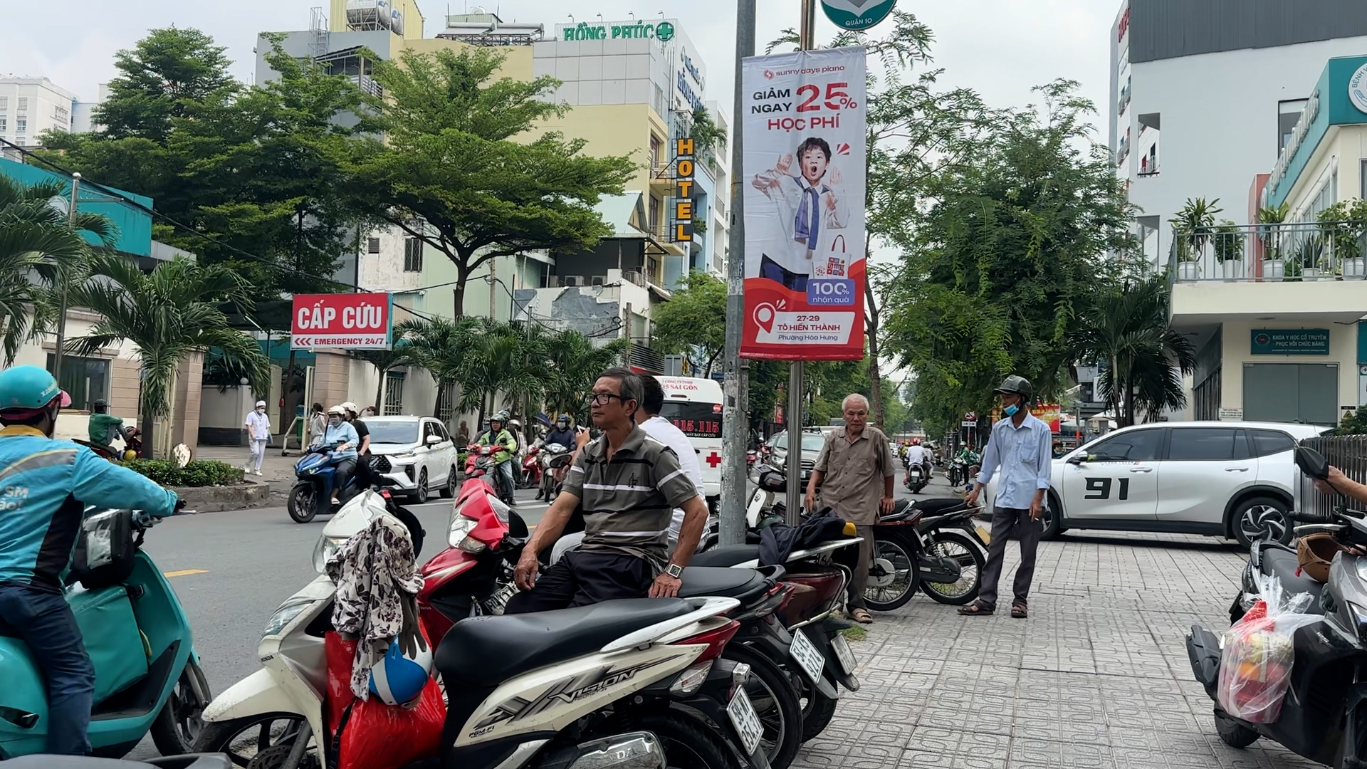 Xe ôm truyền thống thời chuyển đổi số: ‘Mình già rồi, cạnh tranh chi nữa!’ - Ảnh 1.