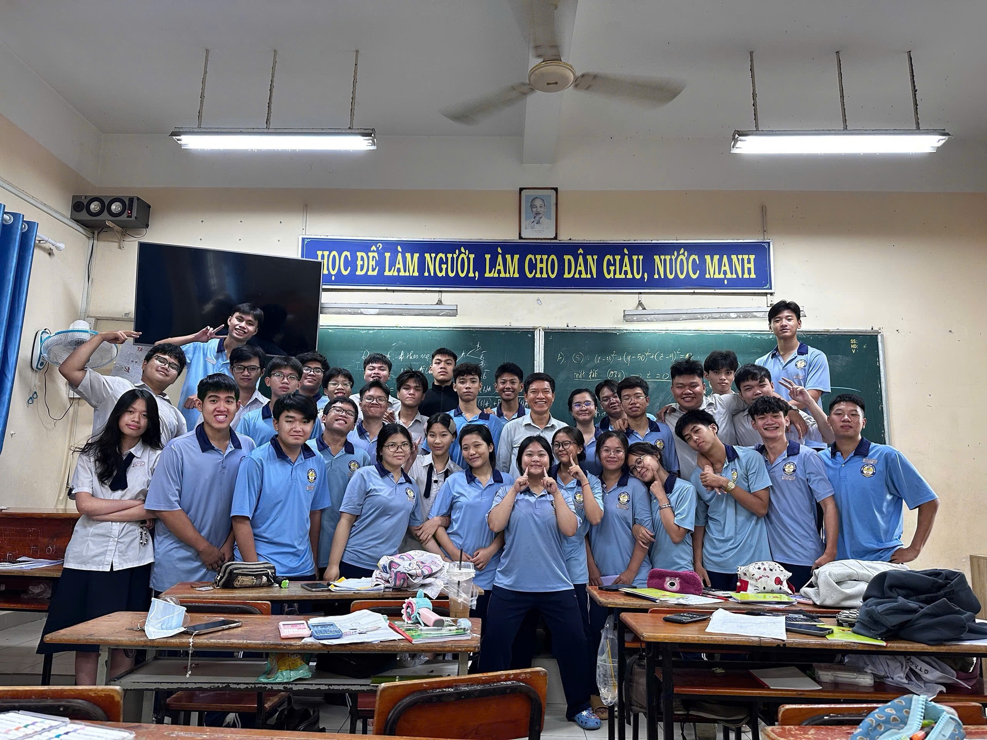 Lời dặn của thầy giáo khiến nhiều người xúc động - Ảnh 1. Lời dặn của thầy giáo khiến nhiều người xúc động - Ảnh 1.