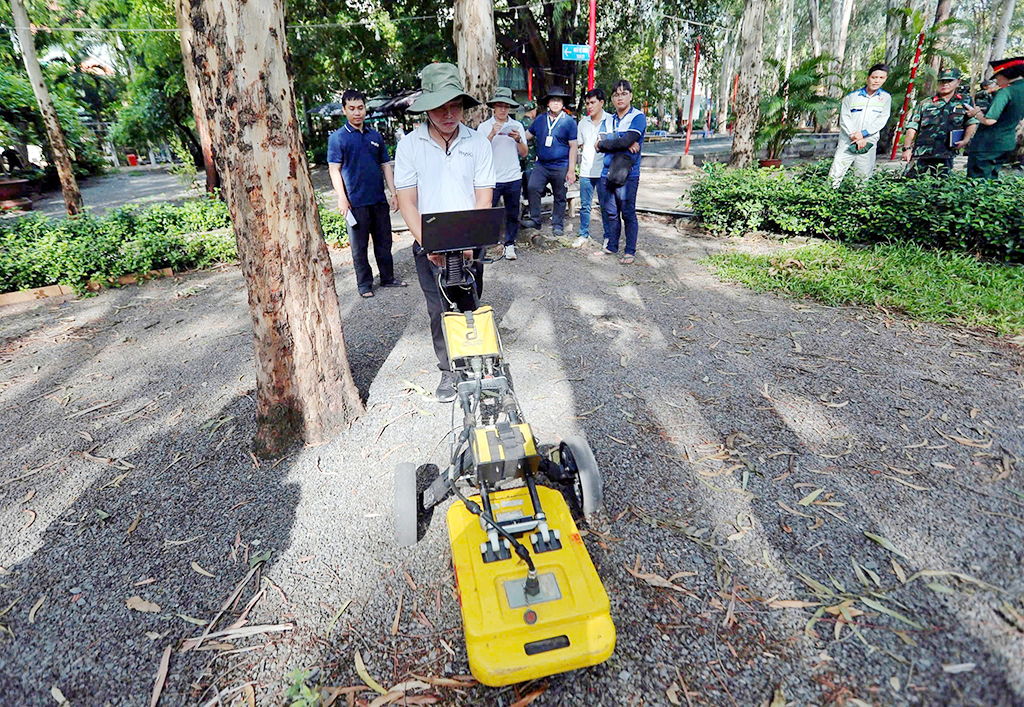 Tìm hài cốt liệt sĩ ở Công viên Lê Thị Riêng:: Dùng radar xuyên đất dò dấu tích- Ảnh 1.