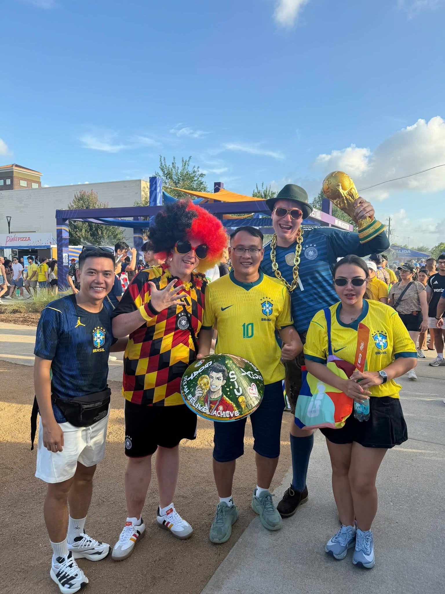 Người Việt mang n&oacute;n l&aacute; Việt Nam đi khắp nước Mỹ cổ động World Cup - Ảnh 6.