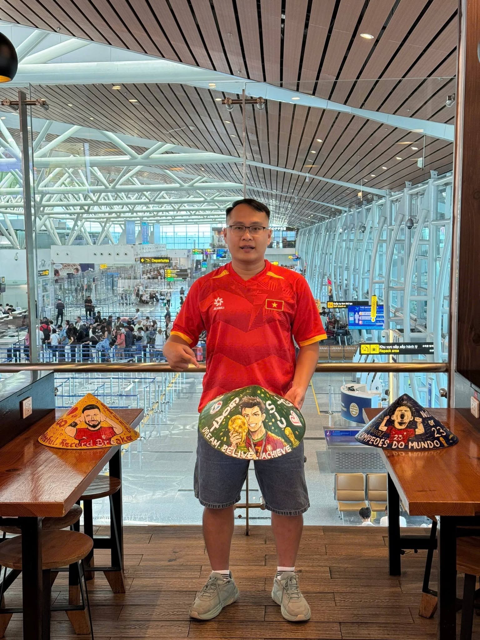 Người Việt mang n&oacute;n l&aacute; Việt Nam đi khắp nước Mỹ cổ động World Cup - Ảnh 8.