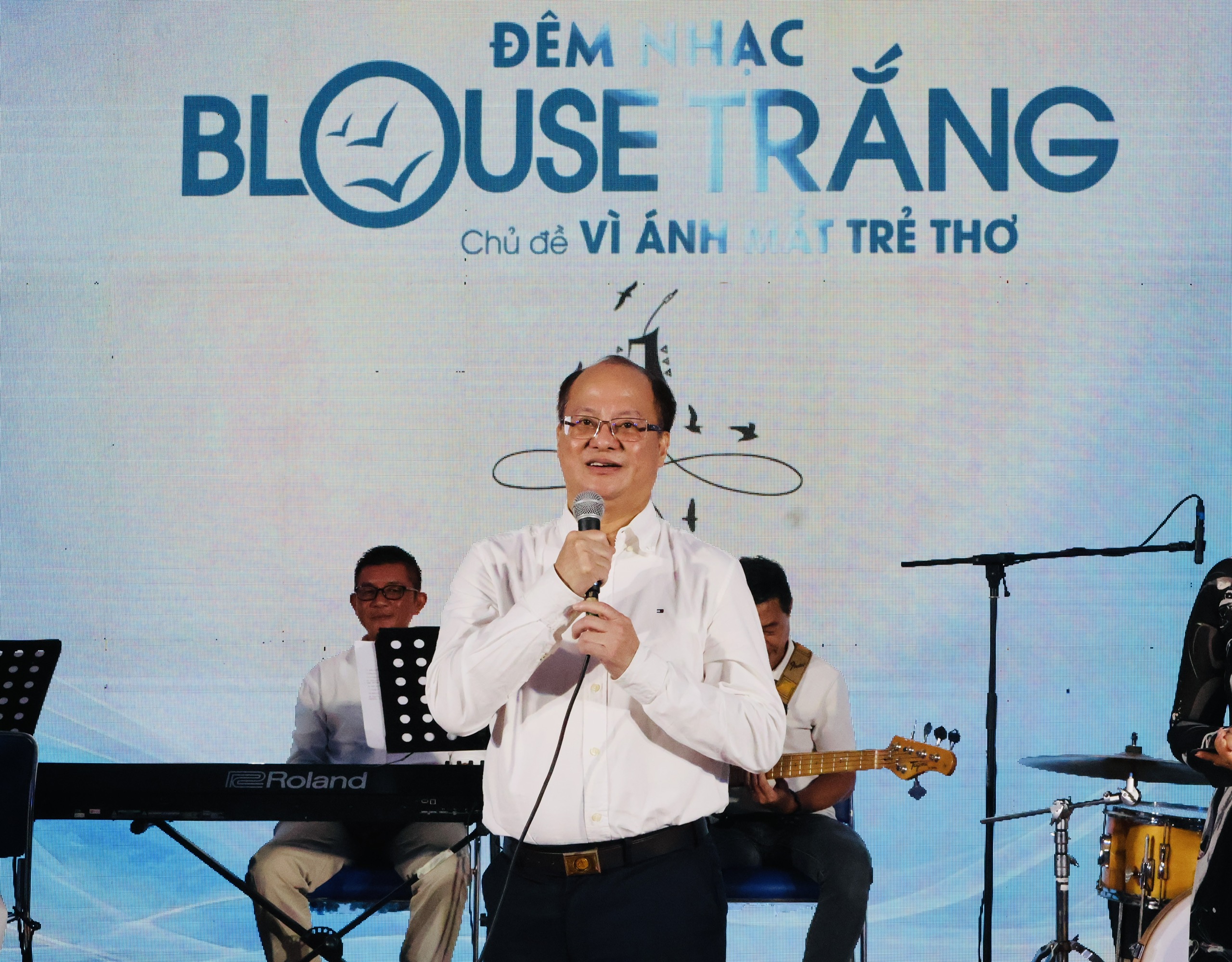 Bác sĩ TP.HCM hát gây quỹ, mang lại ánh sáng cho bệnh nhi khó khăn- Ảnh 2. Bác sĩ TP.HCM hát gây quỹ, mang lại ánh sáng cho bệnh nhi khó khăn- Ảnh 2.