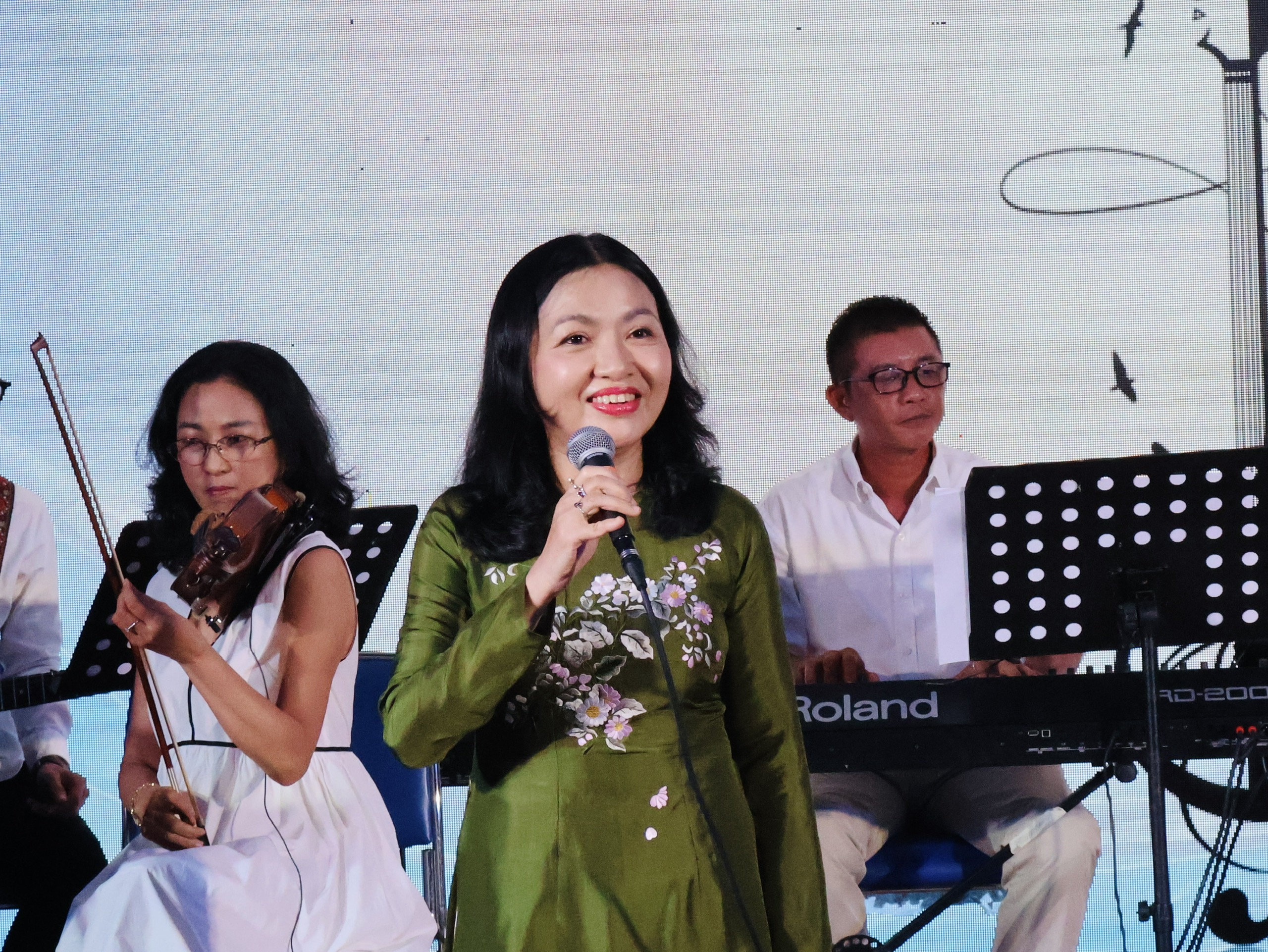 Bác sĩ TP.HCM hát gây quỹ, mang lại ánh sáng cho bệnh nhi khó khăn- Ảnh 7. Bác sĩ TP.HCM hát gây quỹ, mang lại ánh sáng cho bệnh nhi khó khăn- Ảnh 7.