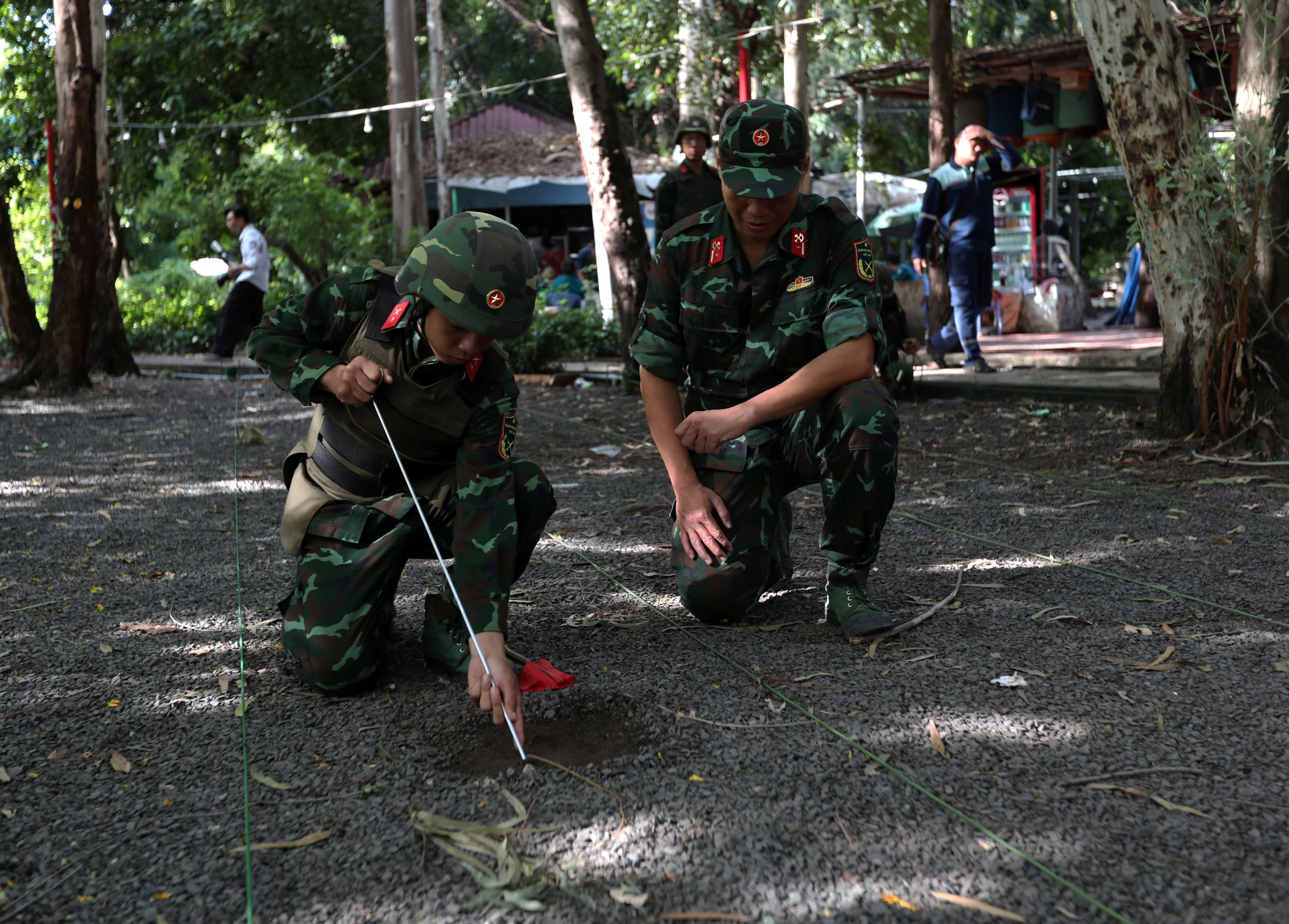 Dùng radar xuyên đất tìm mộ liệt sĩ tại Công viên Lê Thị Riêng- Ảnh 1. Dùng radar xuyên đất tìm mộ liệt sĩ tại Công viên Lê Thị Riêng- Ảnh 1.