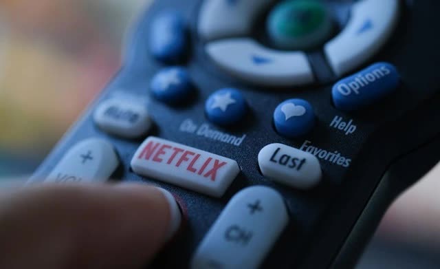 Tại sao c&aacute;c h&atilde;ng TV vẫn nhồi nh&eacute;t n&uacute;t bấm l&ecirc;n điều khiển?