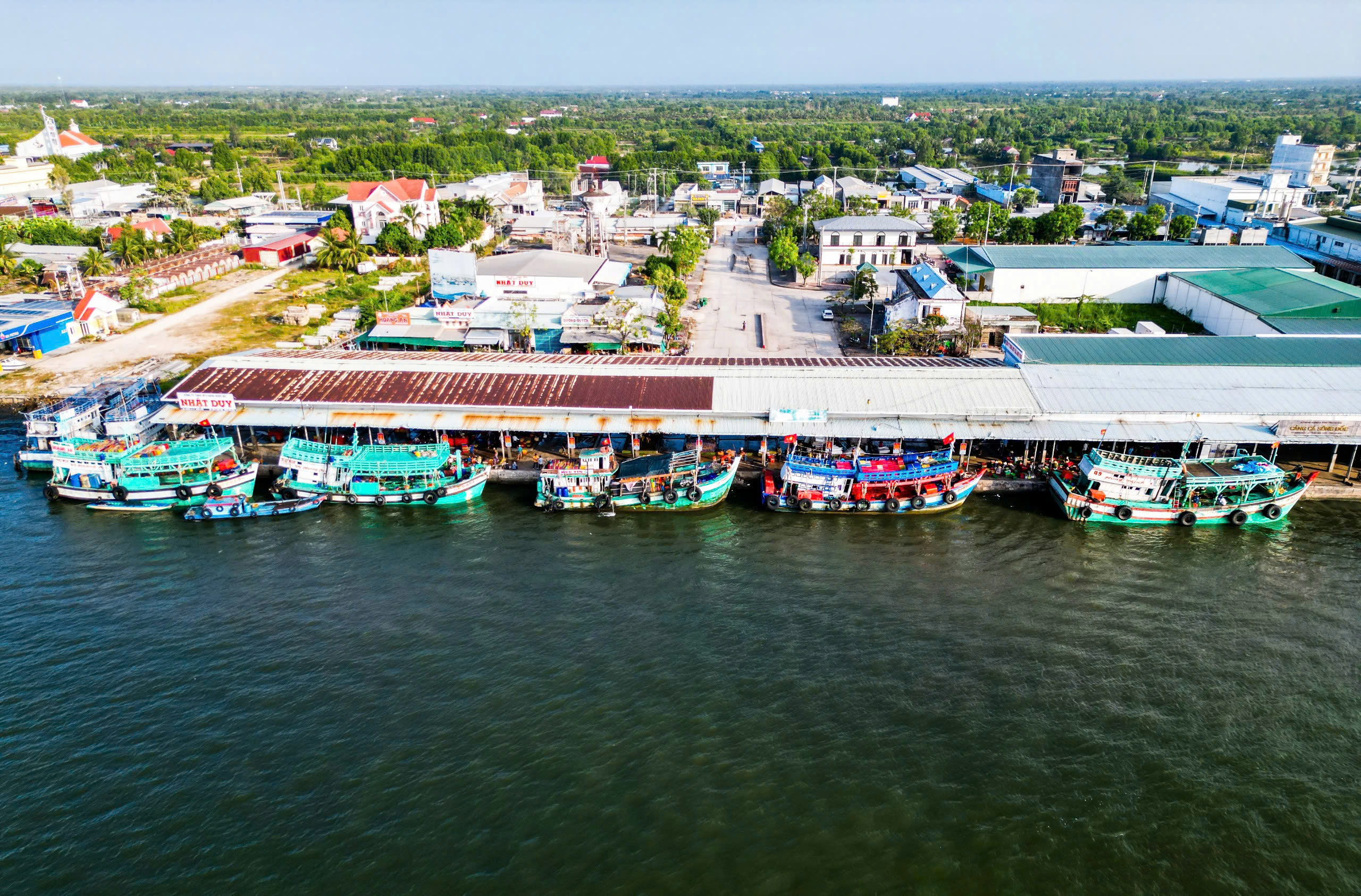 Sông Đốc từ làng biển trăm năm thành đô thị kinh tế biển động lực mới - Ảnh 2.