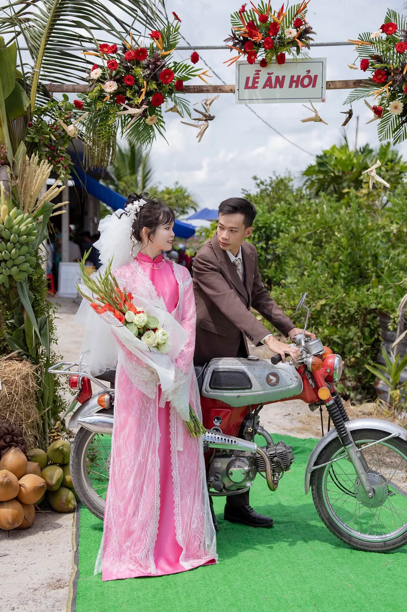 C&ocirc; d&acirc;u 'g&acirc;y sốt' v&igrave; biến c&acirc;y nh&agrave; l&aacute; vườn th&agrave;nh lễ ăn hỏi đẹp như phim - Ảnh 1.