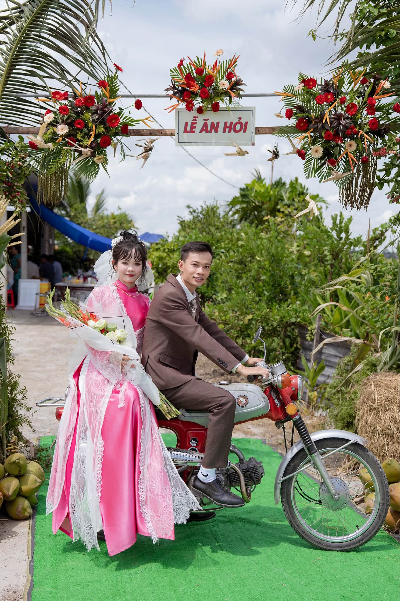C&ocirc; d&acirc;u 'g&acirc;y sốt' v&igrave; biến c&acirc;y nh&agrave; l&aacute; vườn th&agrave;nh lễ ăn hỏi đẹp như phim - Ảnh 2.