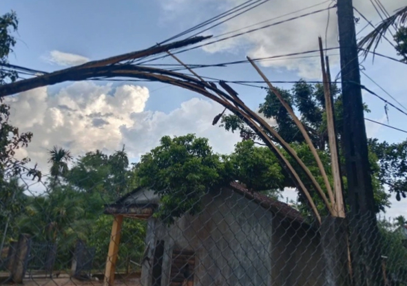 Quảng Ngãi: Lốc xoáy làm 70 nhà dân tốc mái, trụ sở UBND xã hư hỏng- Ảnh 2. Quảng Ngãi: Lốc xoáy làm 70 nhà dân tốc mái, trụ sở UBND xã hư hỏng- Ảnh 2.