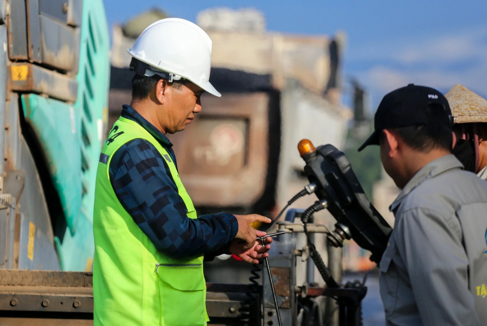 Tr&ecirc;n c&ocirc;ng trường mở rộng cao tốc Cam Lộ-La Sơn: Đội nắng tăng ca trước m&ugrave;a mưa - Ảnh 6.