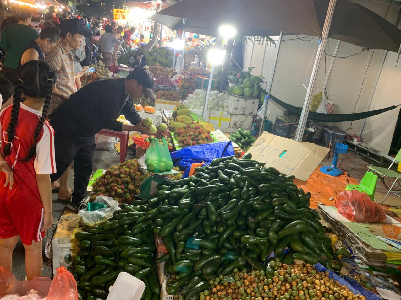 Có một nơi ở TP.HCM mà người trẻ tha hồ ăn trái cây - Ảnh 3.