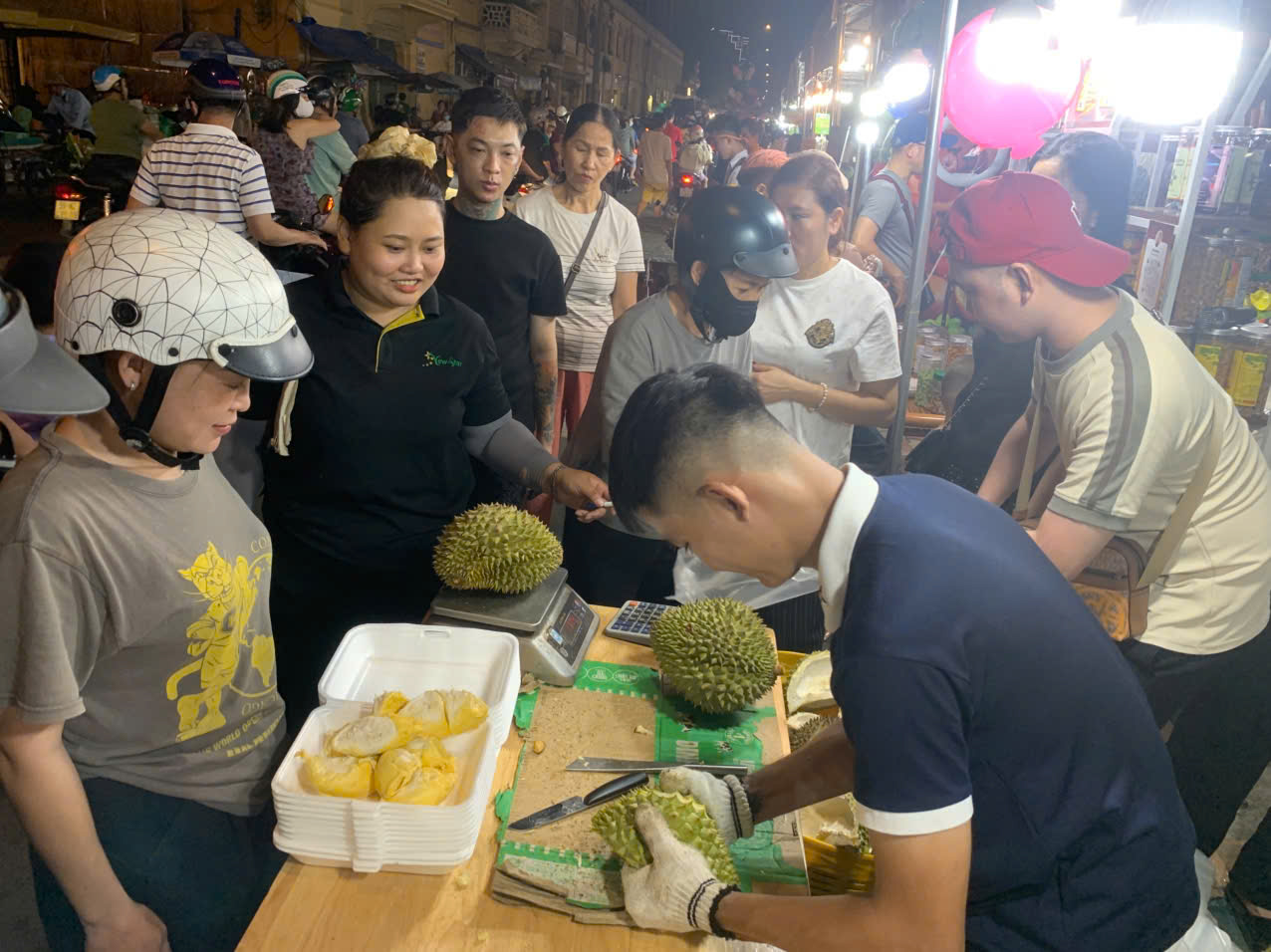 Có một nơi ở TP.HCM mà người trẻ tha hồ ăn trái cây - Ảnh 1.