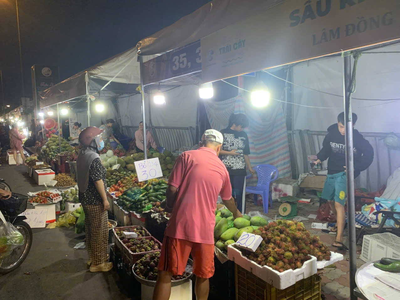 Có một nơi ở TP.HCM mà người trẻ tha hồ ăn trái cây - Ảnh 4.
