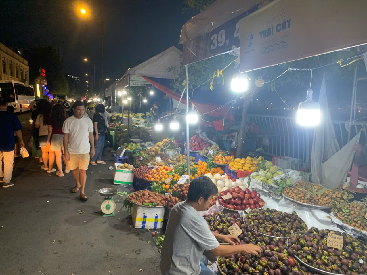 Có một nơi ở TP.HCM mà người trẻ tha hồ ăn trái cây - Ảnh 2.
