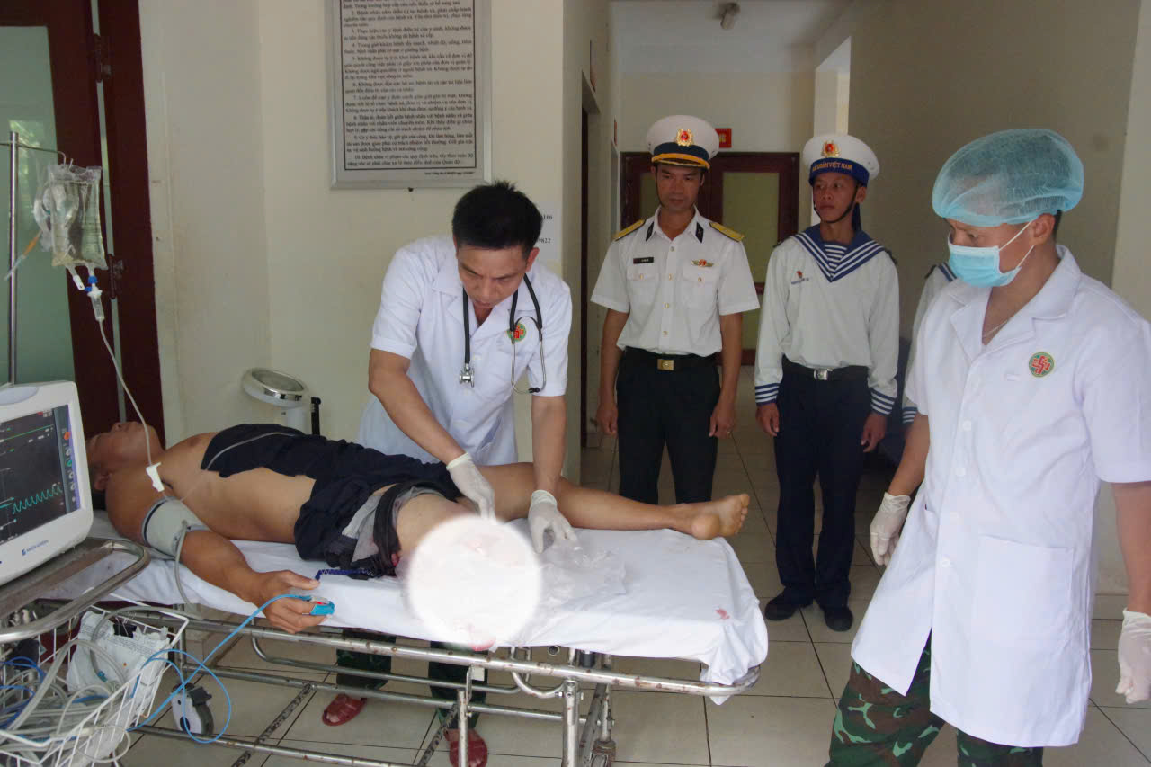 Bệnh xá đảo Trường Sa kịp thời cấp cứu ngư dân bị đứt lìa cẳng chân phải- Ảnh 2. Bệnh xá đảo Trường Sa kịp thời cấp cứu ngư dân bị đứt lìa cẳng chân phải- Ảnh 2.