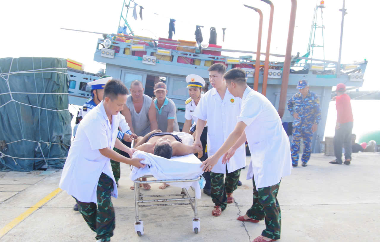 Bệnh xá đảo Trường Sa kịp thời cấp cứu ngư dân bị đứt lìa cẳng chân phải- Ảnh 1. Bệnh xá đảo Trường Sa kịp thời cấp cứu ngư dân bị đứt lìa cẳng chân phải- Ảnh 1.