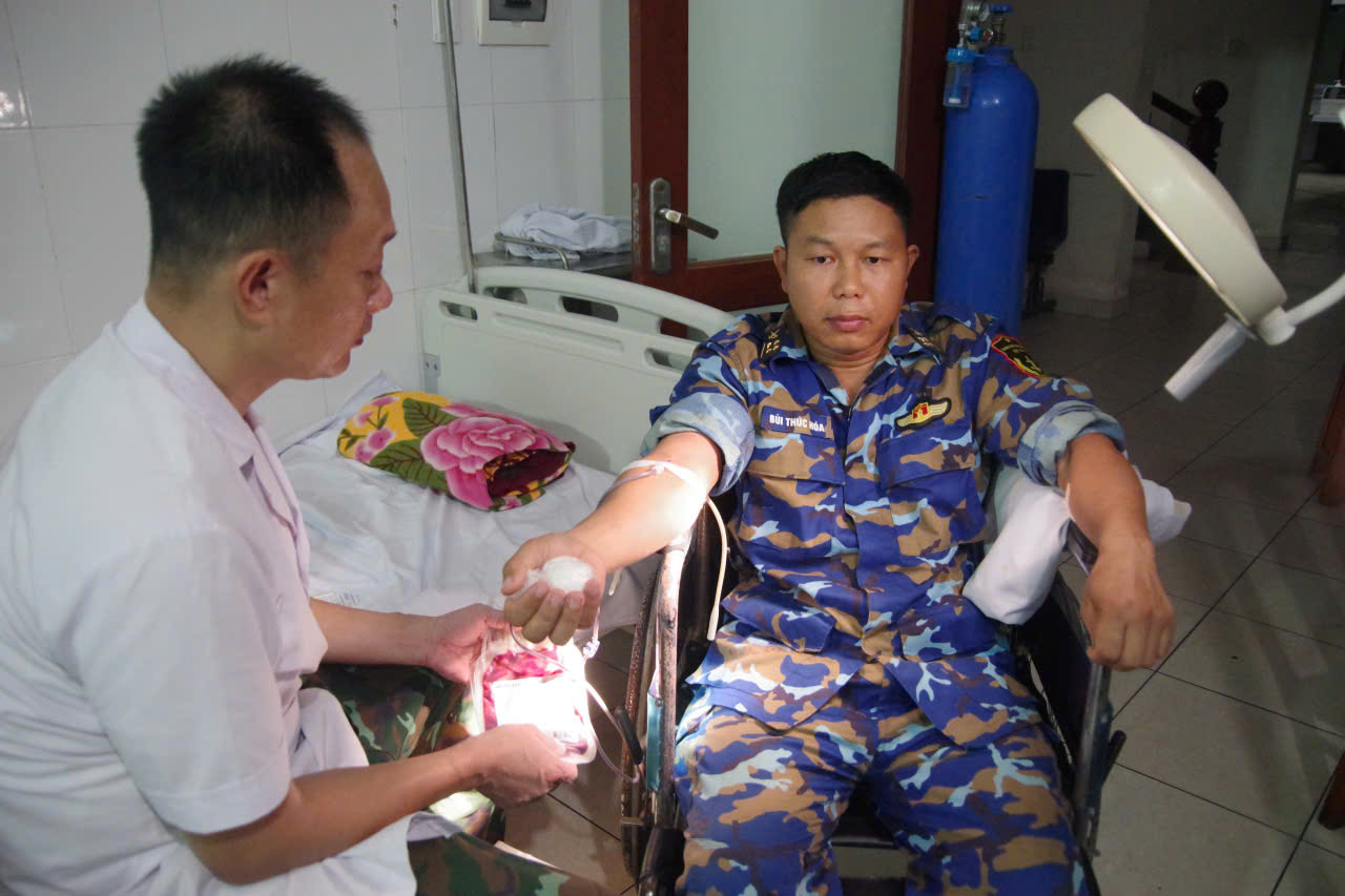 Bệnh xá đảo Trường Sa kịp thời cấp cứu ngư dân bị đứt lìa cẳng chân phải- Ảnh 3. Bệnh xá đảo Trường Sa kịp thời cấp cứu ngư dân bị đứt lìa cẳng chân phải- Ảnh 3.