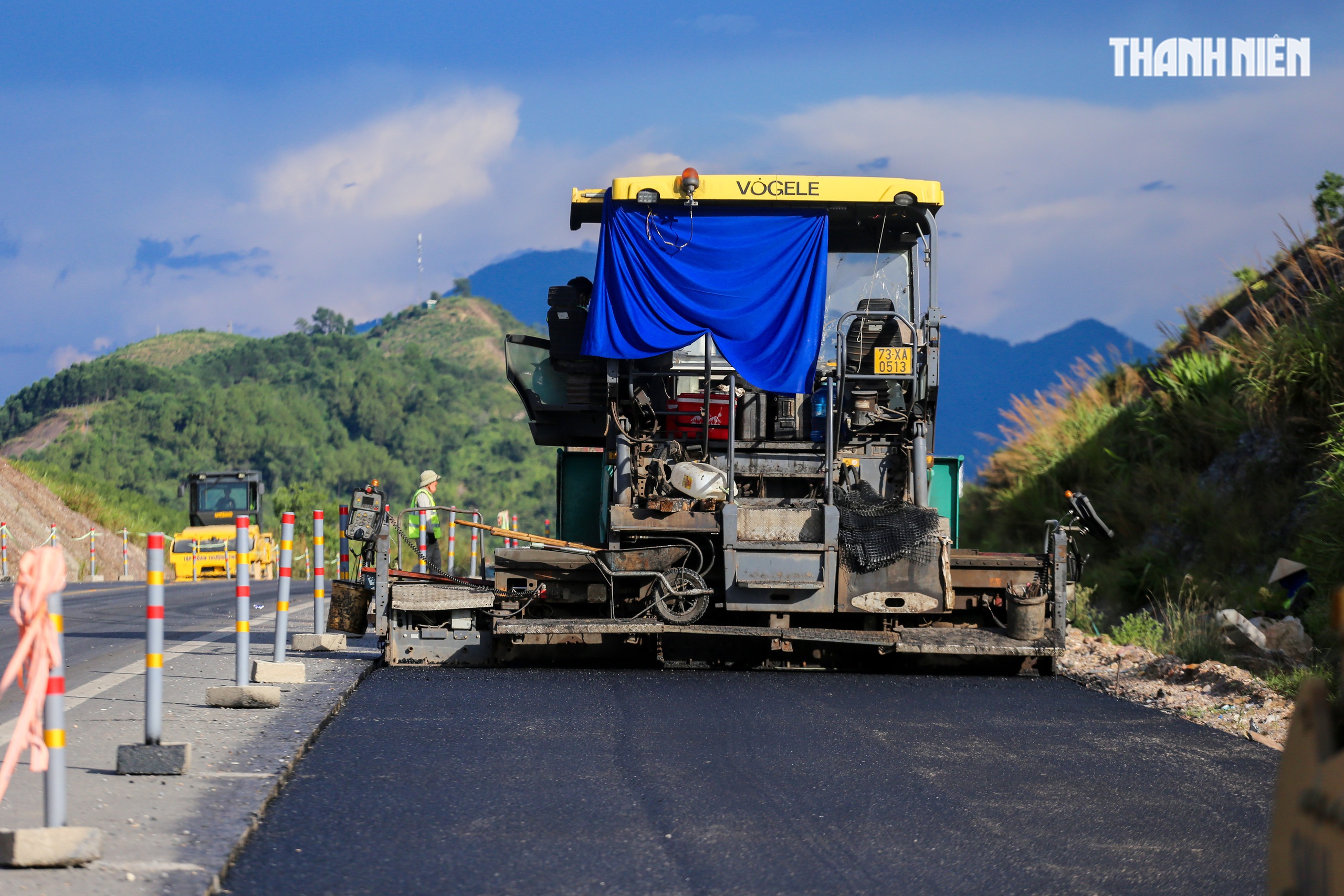 Tr&ecirc;n c&ocirc;ng trường mở rộng cao tốc Cam Lộ-La Sơn: Đội nắng tăng ca trước m&ugrave;a mưa - Ảnh 4.