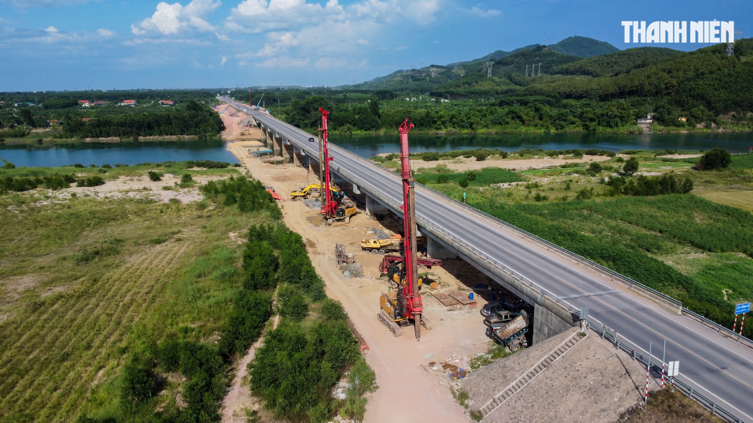 Tr&ecirc;n c&ocirc;ng trường mở rộng cao tốc Cam Lộ-La Sơn: Đội nắng tăng ca trước m&ugrave;a mưa - Ảnh 10.