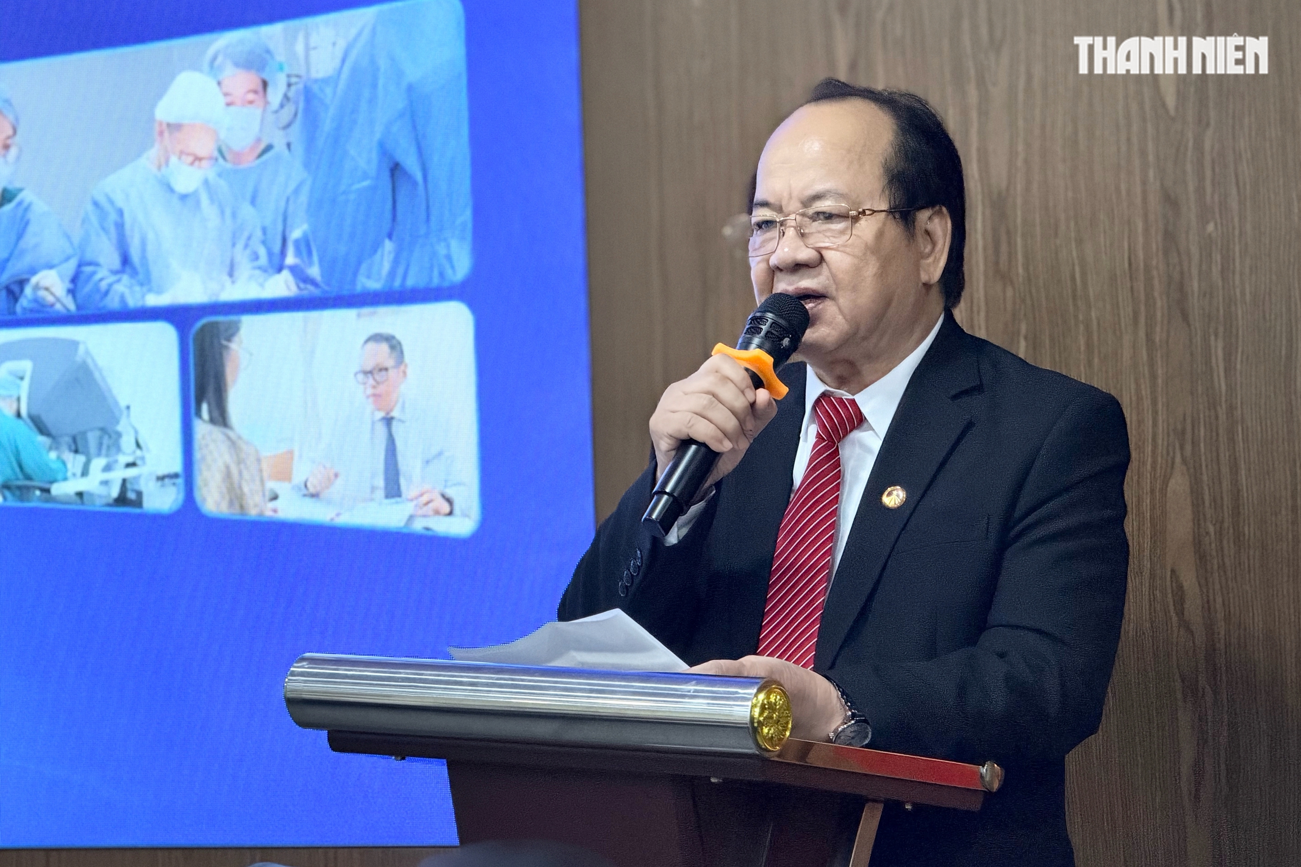 Bác sĩ Bệnh viện Tâm Anh lập kỷ lục Việt Nam số ca phẫu thuật bằng robot- Ảnh 1. Bác sĩ Bệnh viện Tâm Anh lập kỷ lục Việt Nam số ca phẫu thuật bằng robot- Ảnh 1.