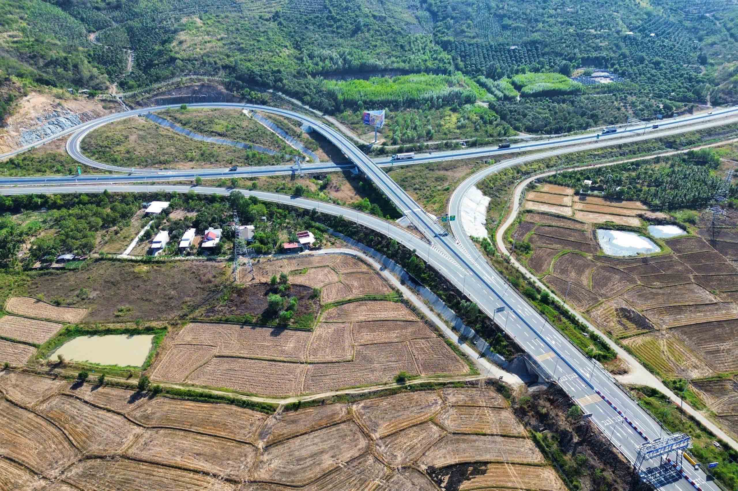 Cao tốc mở không gian phát triển Nam Trung bộ - Ảnh 2.
