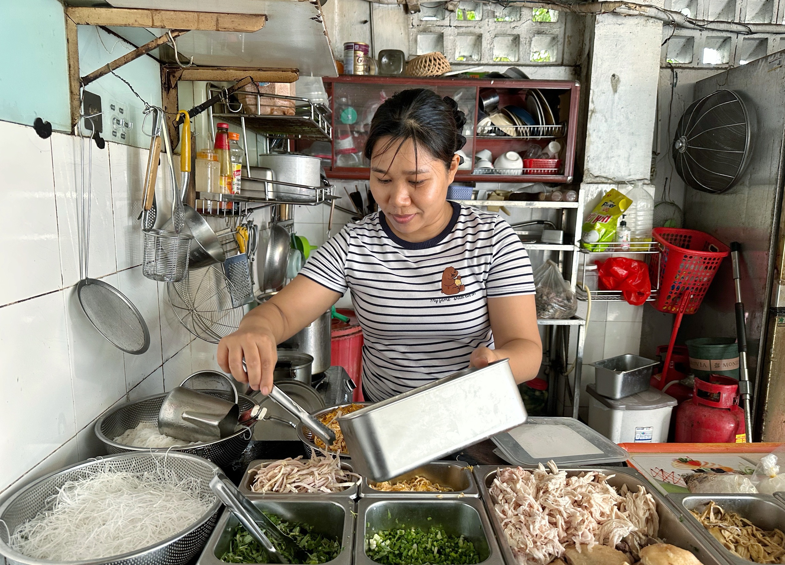 Quán bún thang bình dân trứ danh TP.HCM, truyền 3 đời: Nguồn gốc tên gọi từ đâu? - Ảnh 4.