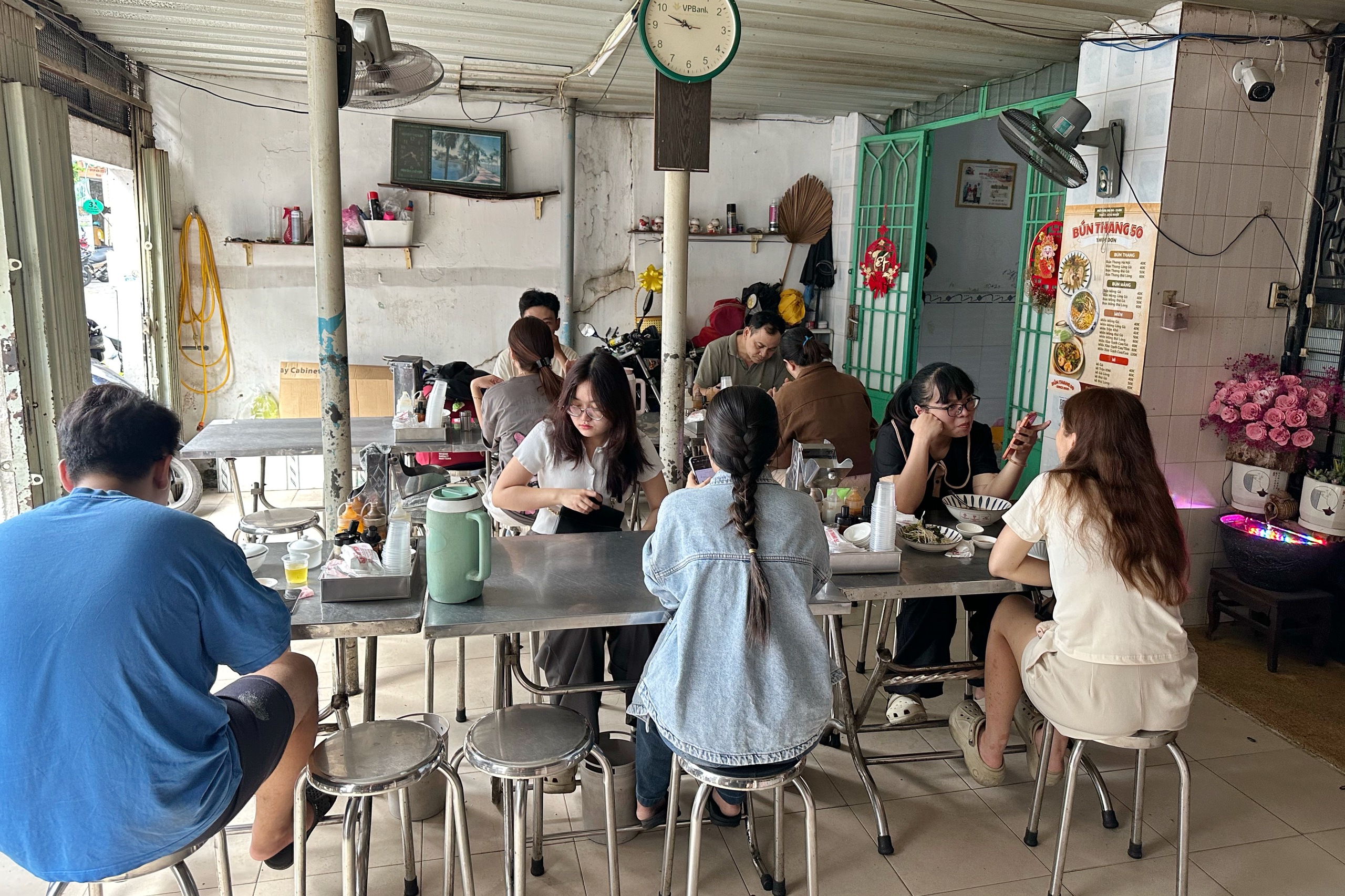 Quán bún thang bình dân trứ danh TP.HCM, truyền 3 đời: Nguồn gốc tên gọi từ đâu? - Ảnh 9.