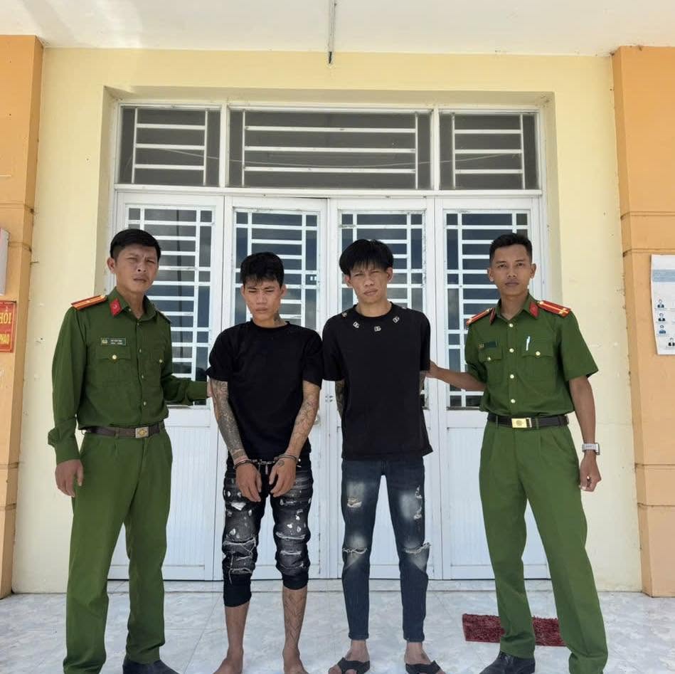 TP.HCM: Bắt 'nóng' 2 nghi phạm cướp giật iPhone của bé gái từ phản ánh trên Facebook- Ảnh 1. TP.HCM: Bắt 'nóng' 2 nghi phạm cướp giật iPhone của bé gái từ phản ánh trên Facebook- Ảnh 1.