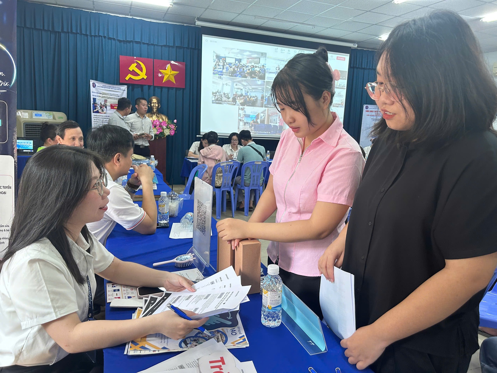 Việc làm lương đến 25 triệu đồng tuyển gấp, có nơi cần 200 người mỗi tháng - Ảnh 2. Việc làm lương đến 25 triệu đồng tuyển gấp, có nơi cần 200 người mỗi tháng - Ảnh 2.