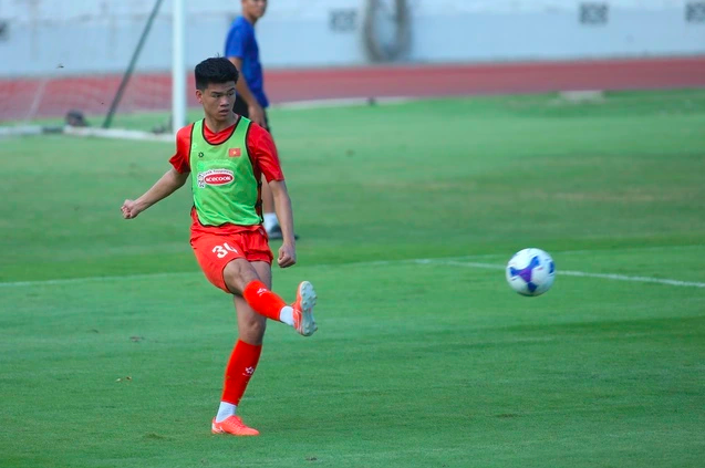 Trung vệ 1,95 m của HAGL sẽ kh&ocirc;ng thất thế ở đội tuyển Việt Nam, bởi loạt l&yacute; do n&agrave;y&hellip;
- Ảnh 1.