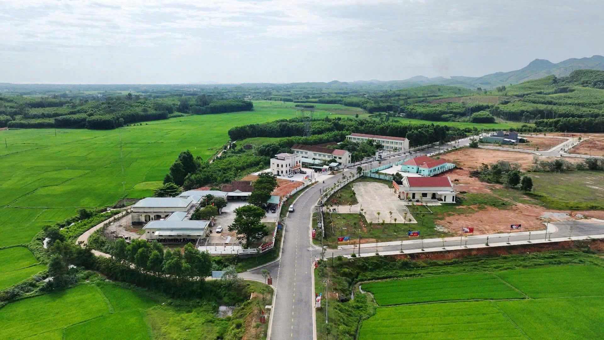 Những đổi thay từ bộ máy mới ở xã Tam Mỹ - Ảnh 1.