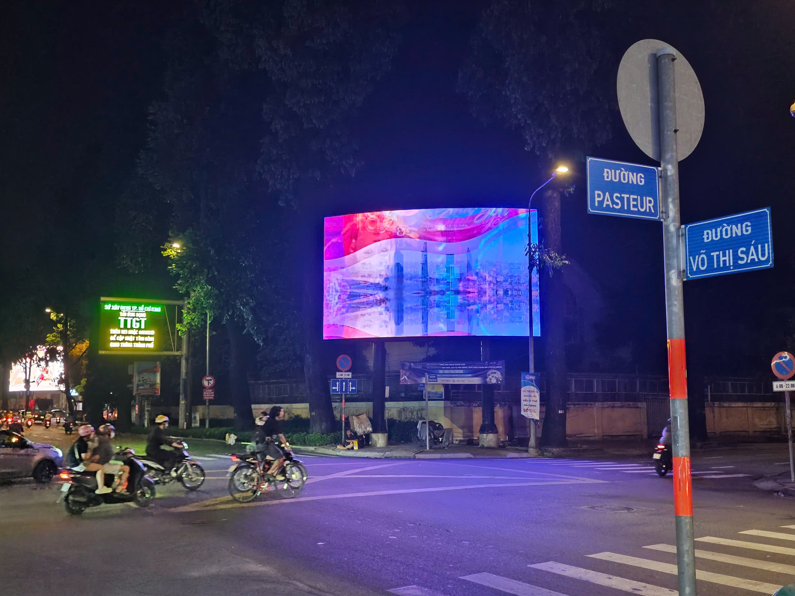 'Ma trận' biển quảng cáo LED bủa vây đô thị: Người dân kêu trời - Ảnh 7.