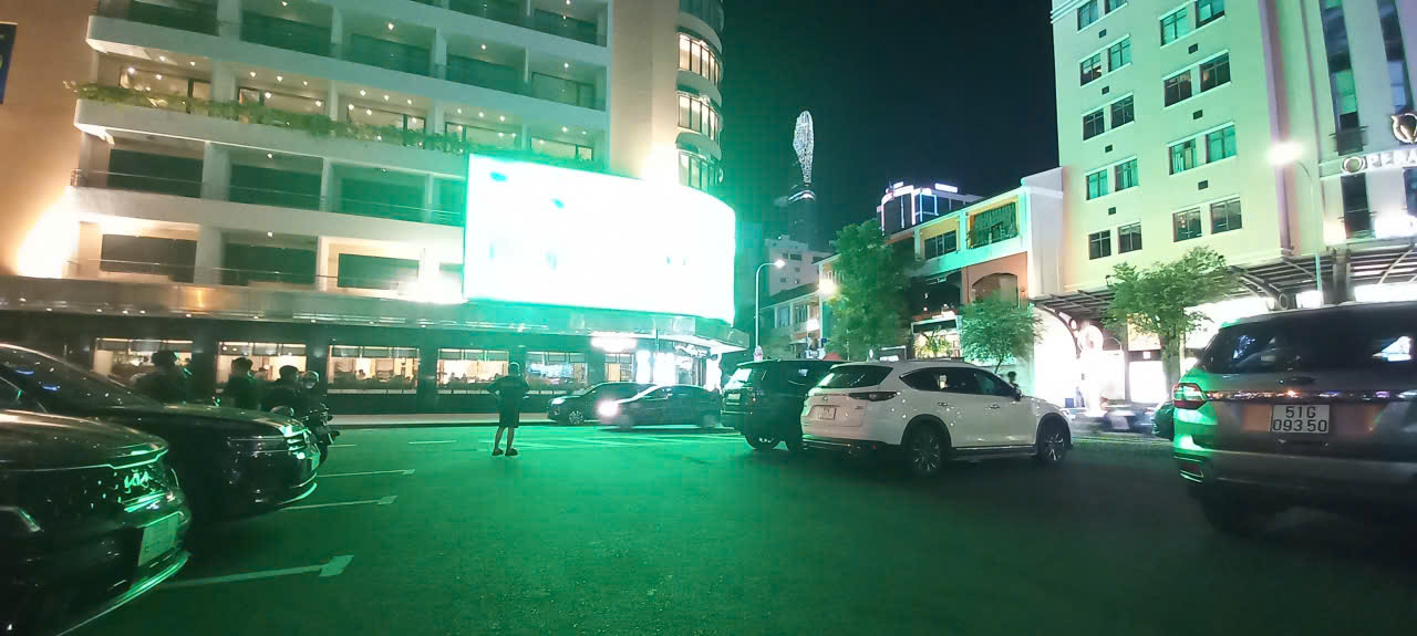 'Ma trận' biển quảng cáo LED bủa vây đô thị: Người dân kêu trời - Ảnh 4.