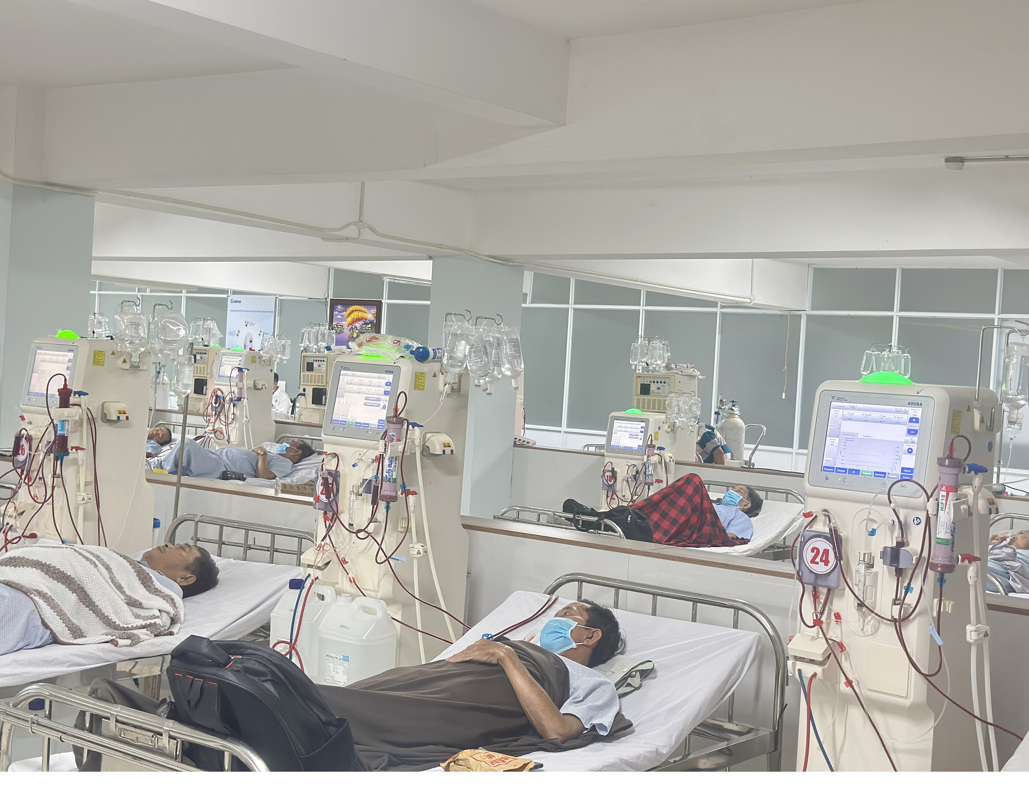 Bệnh viện Quân y 121 nỗ lực cứu sống cụ ông 100 tuổi- Ảnh 3. Bệnh viện Quân y 121 nỗ lực cứu sống cụ ông 100 tuổi- Ảnh 3.