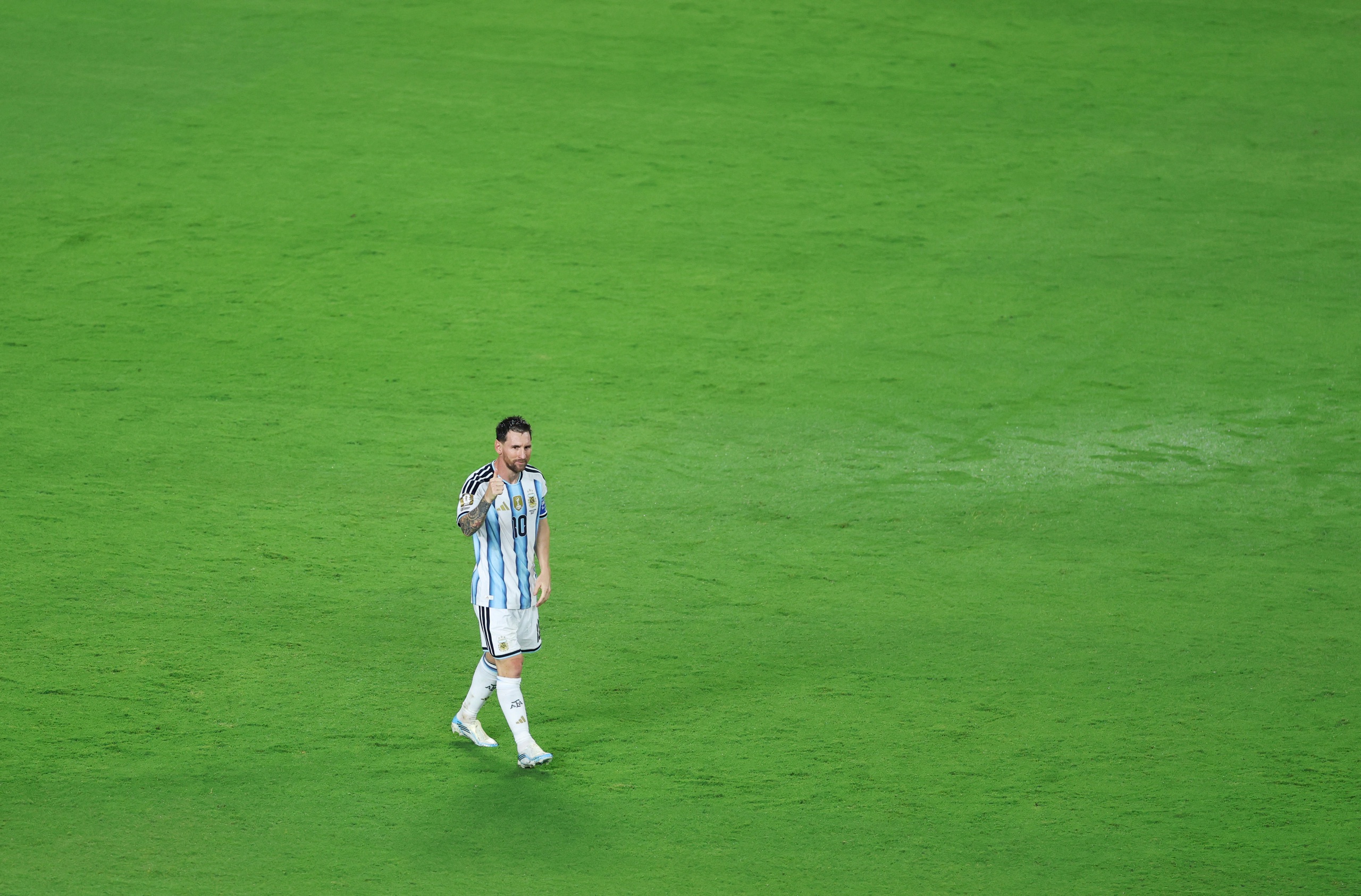 Messi lập hat-trick lịch sử trong trận thứ 200 kho&aacute;c &aacute;o Argentina: &lsquo;Đ&acirc;y l&agrave; m&oacute;n qu&agrave; của cuộc đời&rsquo; - Ảnh 1.