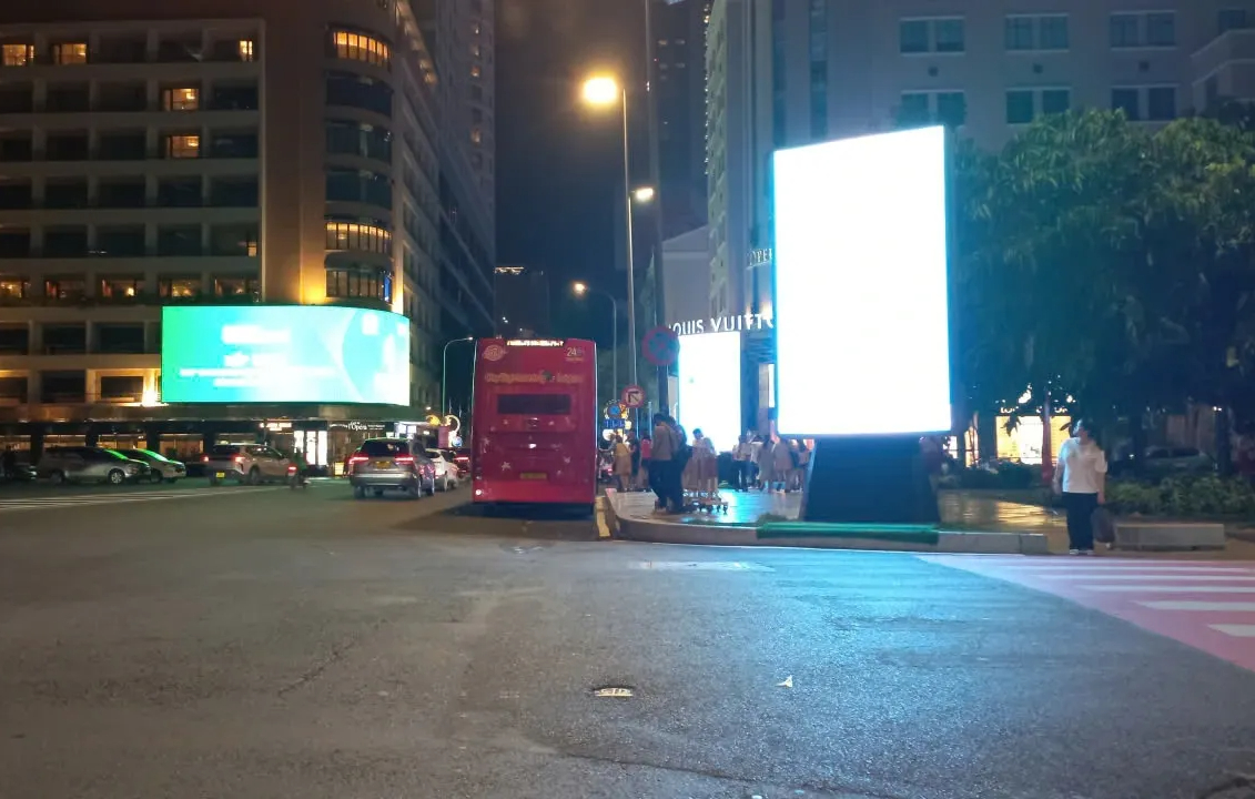 'Ma trận' biển quảng cáo LED bủa vây đô thị: Người dân kêu trời - Ảnh 1.