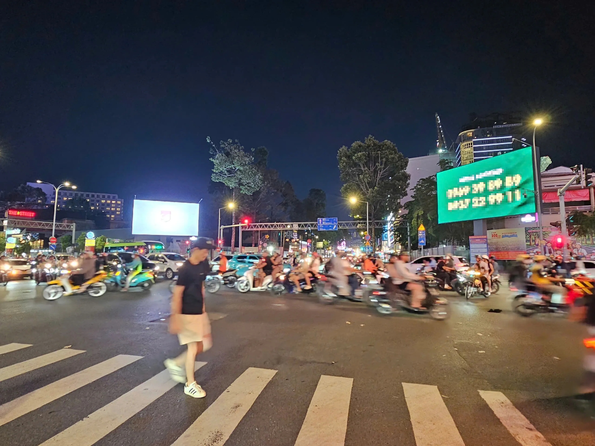 'Ma trận' biển quảng cáo LED bủa vây đô thị: Người dân kêu trời - Ảnh 6.