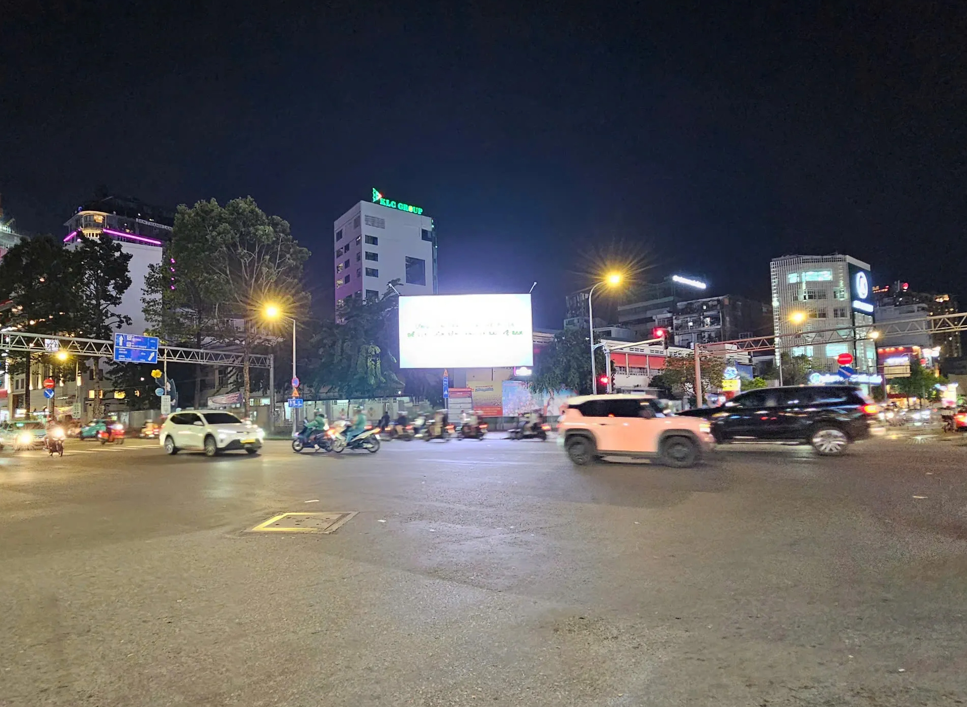 'Ma trận' biển quảng cáo LED bủa vây đô thị: Người dân kêu trời - Ảnh 5.