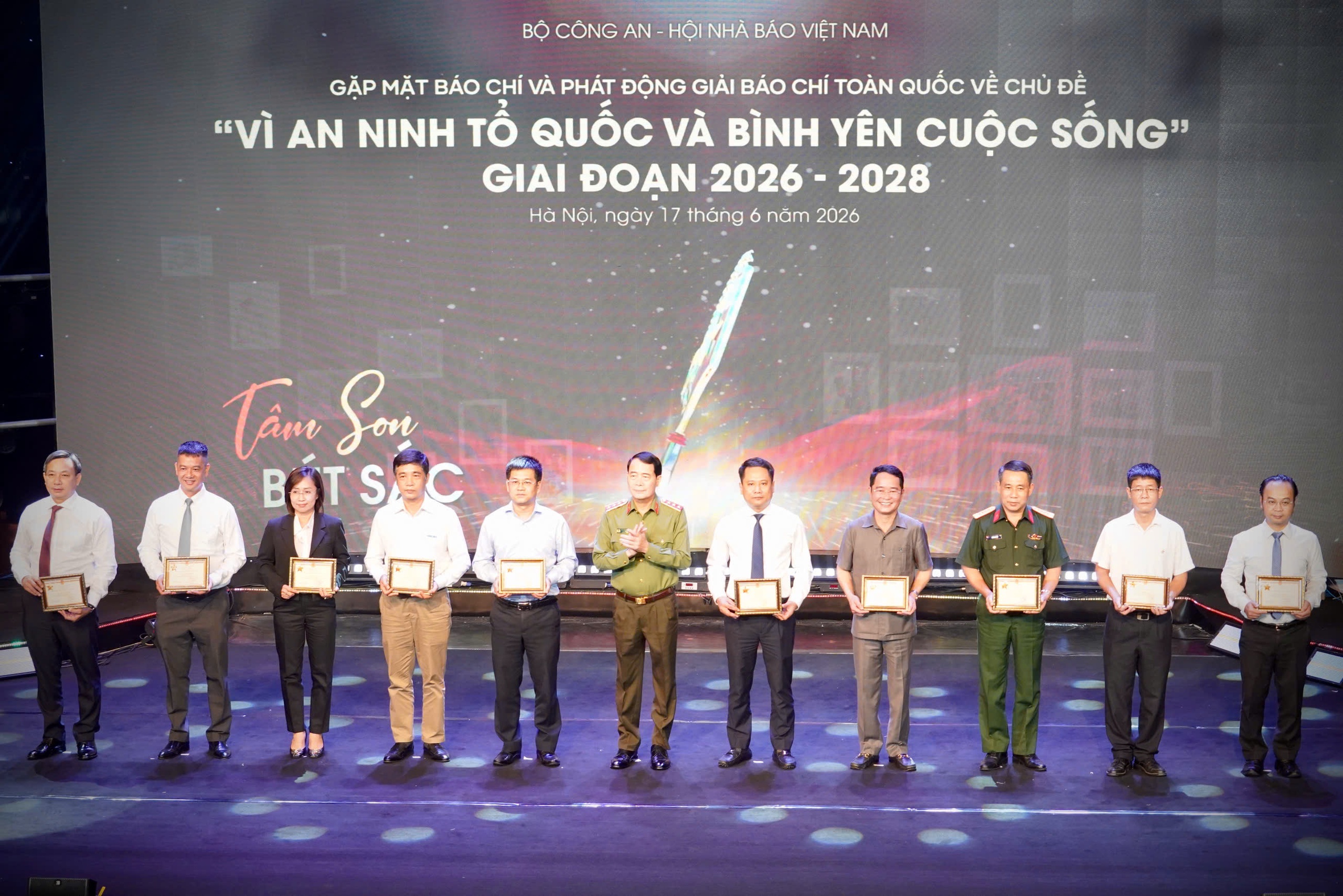 Phó tổng biên tập Báo Thanh Niên nhận Kỷ niệm chương Bảo vệ an ninh Tổ quốc- Ảnh 1. Phó tổng biên tập Báo Thanh Niên nhận Kỷ niệm chương Bảo vệ an ninh Tổ quốc- Ảnh 1.