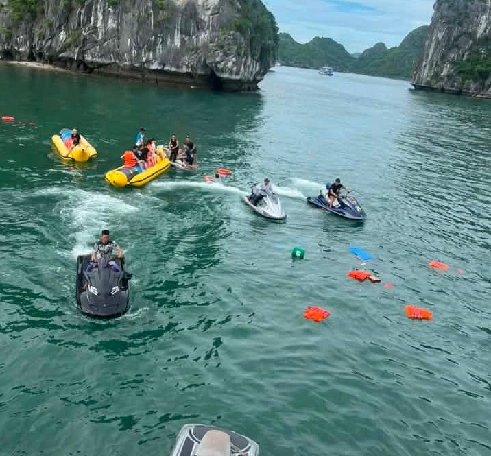Khẩn trương điều tra vụ lật tàu du lịch trên vịnh Lan Hạ- Ảnh 2. Khẩn trương điều tra vụ lật tàu du lịch trên vịnh Lan Hạ- Ảnh 2.